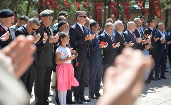 15 Temmuz şehitleri mezarları başında anıldı