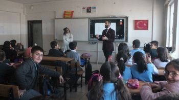 ABB Başkanı Çakır, minik öğrencilere gazeteciliği anlattı