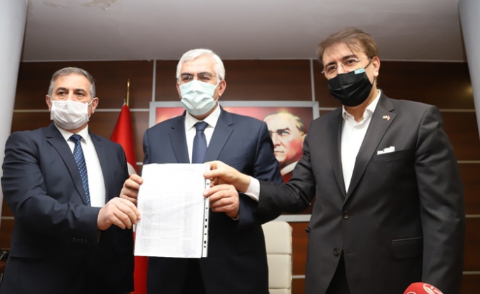 AK Parti İl Başkanı Öz, mazbatasını aldı