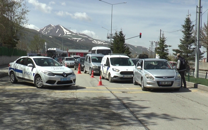 Akın akın  Erzurum'a geliyorlar