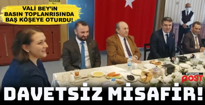 AKP Kadın Kolları Başkanı Vali'nin basın toplantısına daldı!dı,