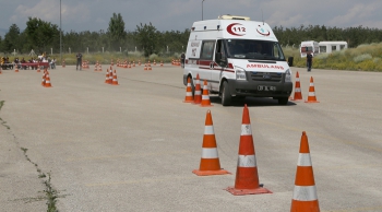 Ambulans sürücüleri zorlu parkurlarda zamanla yarıştı 