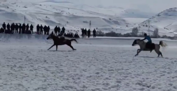 Aşkale'de kar üstünde cirit nefes kesti