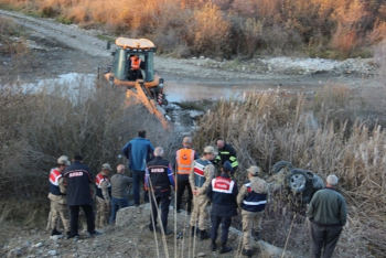 Aşkale'de otomobil dereye uçtu: 3 ölü