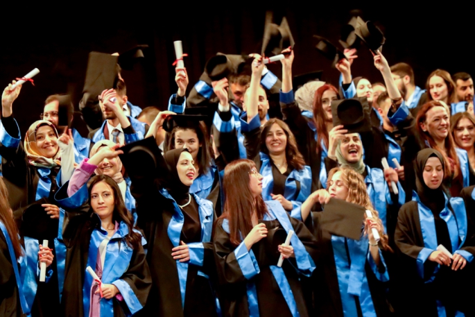 Atatürk Üniversitesi'nde mezuniyet coşkusu