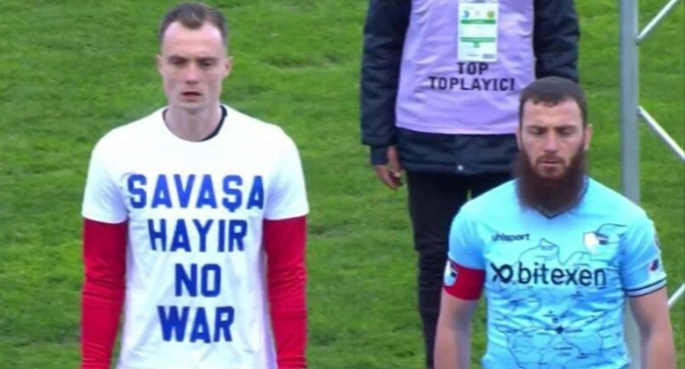 Aykut Demir ‘savaşa hayır’ tişörtünü reddetti