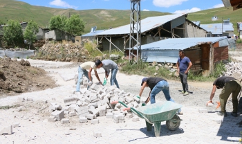 Aziziye’de kilit taşı mesaisi