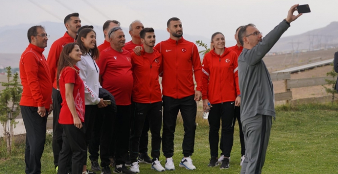 Bakan Kasapoğlu dünyayı Erzurum’a çağırdı