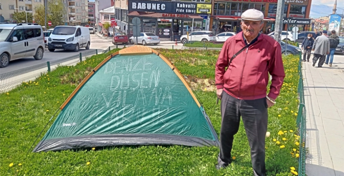 Banka önüne çadır kurdu, gece gündüz eylem nöbetinde