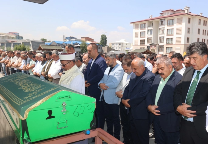Başkan Akpunar'dan annesine son görev