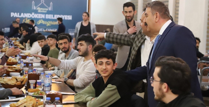 Başkan Sunar’dan gençlere iftar yemeği