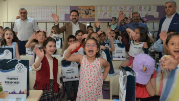  Başkanı Uçar, Yakutiye'de karne sevincine ortak oldu