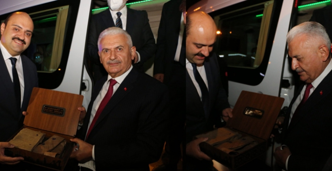 Binali Yıldırım’a Aziziye’de ehram sürprizi