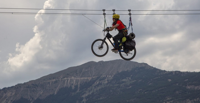 Bisikletiyle Zipline yaptı