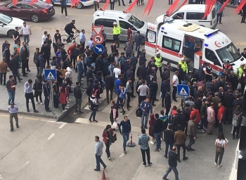 Cadde ortasında kalbinden bıçaklanan genç öldü