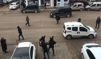 Cadde ortasında sopalarla birbirlerine saldırdılar