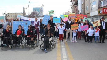 Caddeyi trafiğe kapatıp engelliler için yürüdüler 