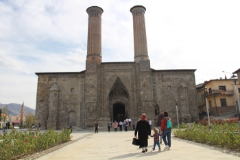 Çifte Minareli Medrese’de restorasyon şoku!