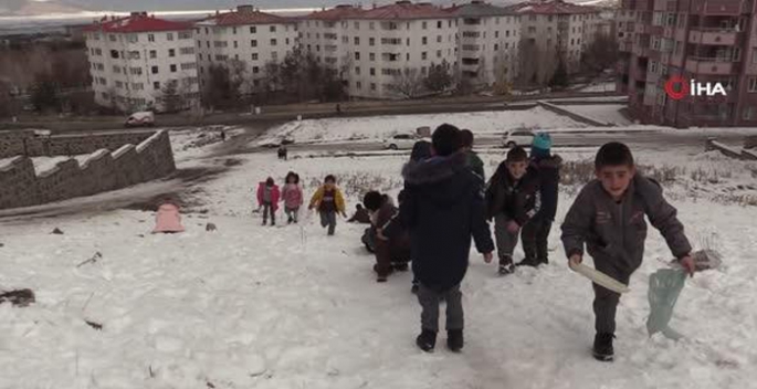 Çocuklar karın keyfini poşetle kayarak çıkarttı