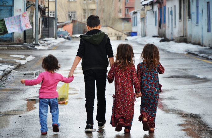 Çocukları sokaktan kurtarıp topluma kazandırıyor