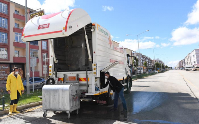 Çöp konteynerleri özel araçla dezenfekte ediliyor