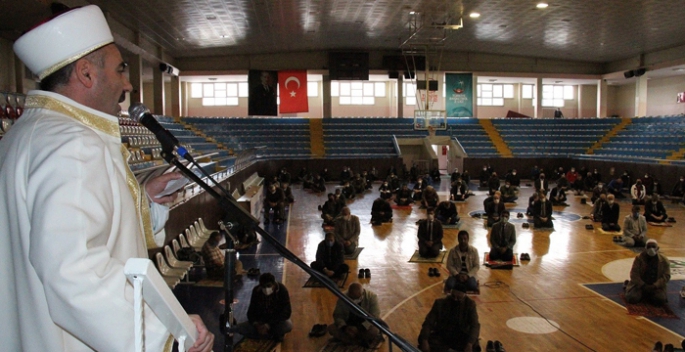 Cuma namazı için spor salonlarına akın ettiler