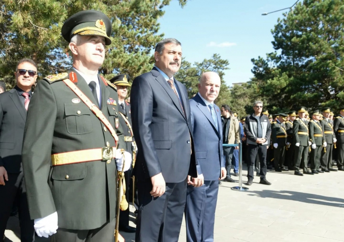 Cumhuriyet Bayramı çelenk sunma törenleri ile başladı