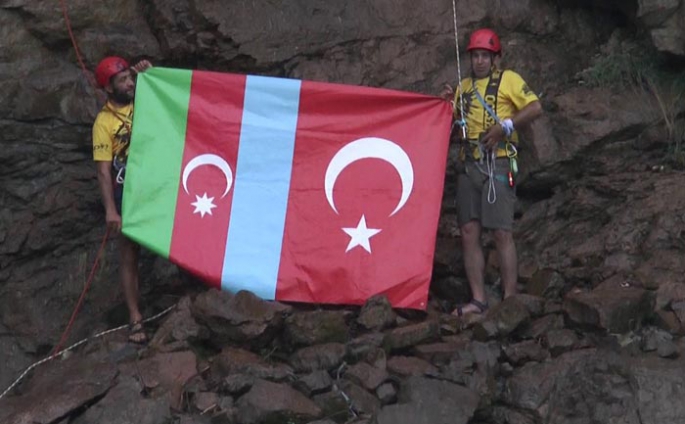 Dağcılar Tortum Şelalesi'nde Azerbaycan ve Türk bayrağı açtı