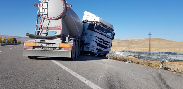 Direksiyon hakimiyetini kaybeden tır refüje çarpıp karşı şeride geçti