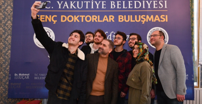 Doktor başkan genç doktorlarla buluştu