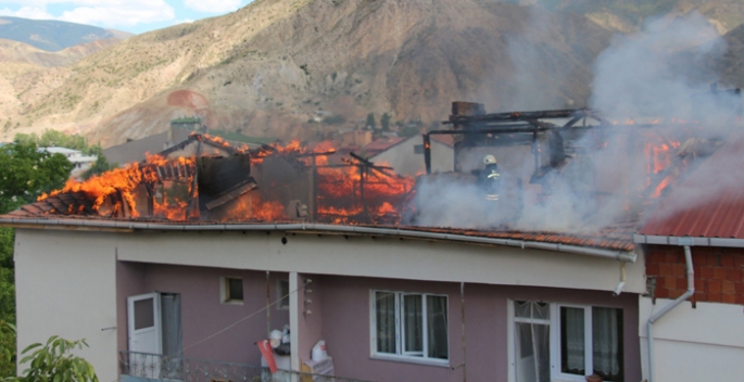 Dört katlı binanın çatısında çıkan yangın korkuttu