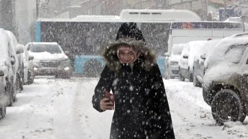 Erzurum'a kar yağışı... Onlarca TIR yolda kaldı