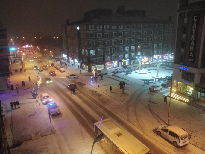 Erzurum'a kar yağıyor, İstanbul donuyor!