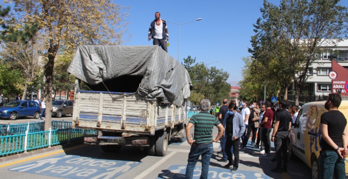 Erzurum Adliye binası önünde hareketli dakikalar