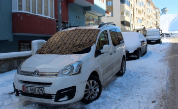 Erzurum buz tuttu, araçların yakıt depoları dondu