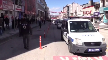 Erzurum’da banka ve market önlerinde uzun kuyruklar oluştu