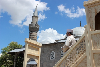 Erzurum’da binlerce vatandaş cuma namazı için meydanla akın etti