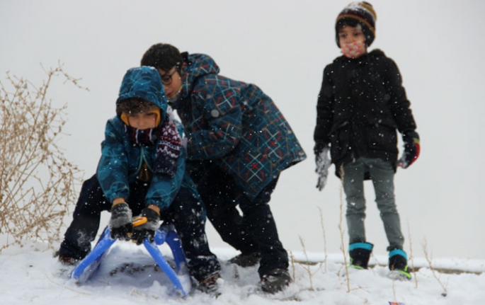 Erzurum'da çocukların kar coşkusu