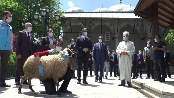 Erzurum’da Cuma namazı hazırlığı... Cemaate seccade ve maske dağıtıldı
