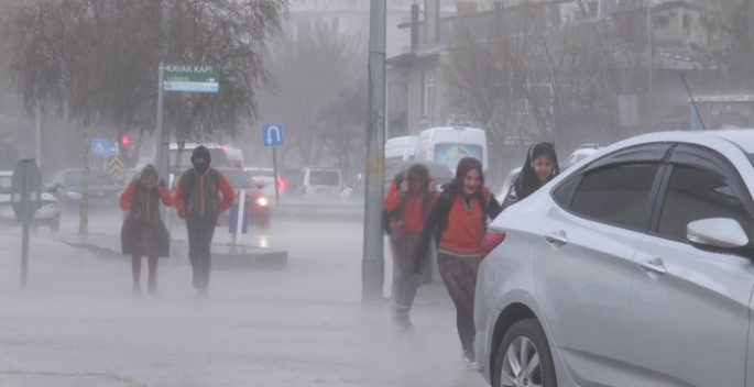 Erzurum’da dolu ve sağanak yağış etkili oldu