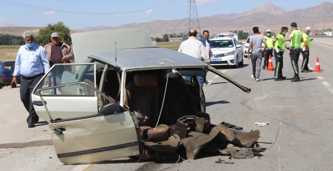 Erzurum’da feci kaza, araç ikiye bölündü: 5 yaralı