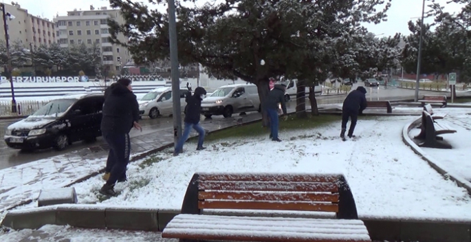 Erzurum’da gençlerin kartopu keyfi