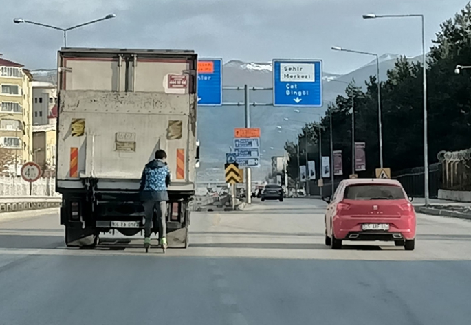 Erzurum’da gençlerin tehlikeli yolculuğu