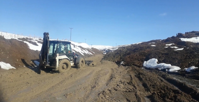 Erzurum'da heyelan yol kapattı