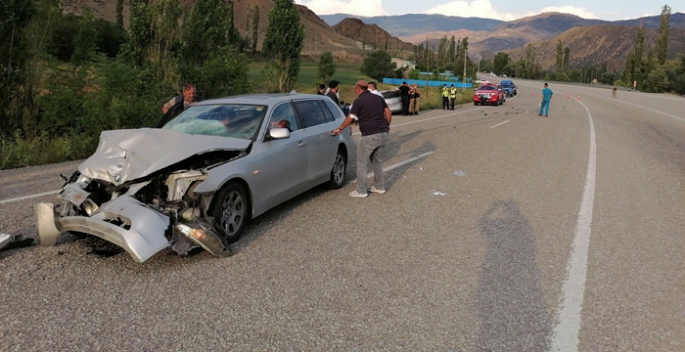 Erzurum’da iki otomobil kafa kafaya çarpıştı: 9 yaralı