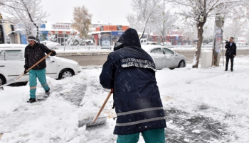 Erzurum'da kar timleri  görev başında