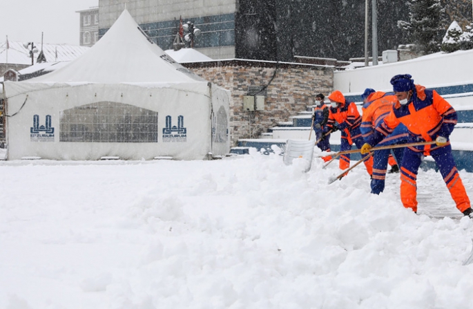 Erzurum'da kar timleri iş başında