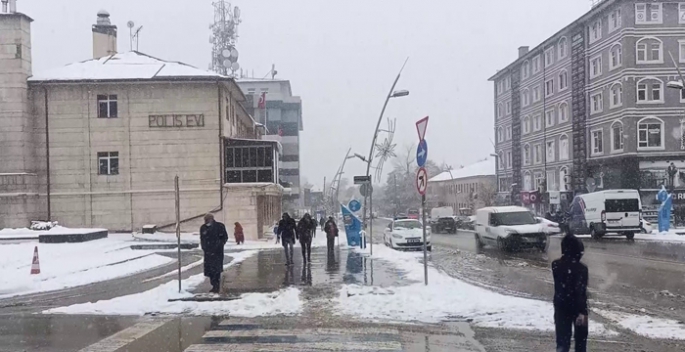 Erzurum'da kar yağışı etkili oldu...