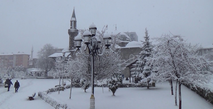 Erzurum’da kar yağışı görsel şölen oluşturdu