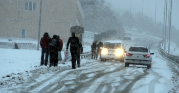 Erzurum'da kar yağışı hayatı olumsuz etkiliyor!